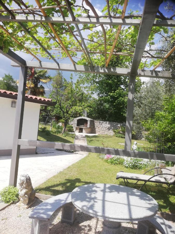 Apartman Nevia Lka Opric Exterior foto
