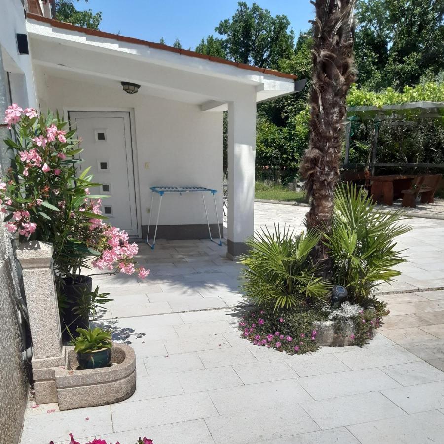 Apartman Nevia Lka Opric Exterior foto